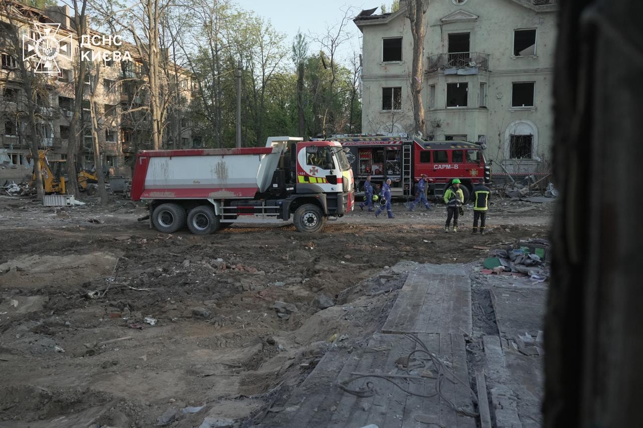 У Києві завершено пошуково-рятувальні роботи після ракетного удару: 12 загиблих, 87 поранених