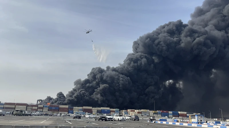 Вертоліт скидає воду на масштабну пожежу після вибуху в порту поблизу Бендер-Аббаса, Іран, 26 квітня 2025 року. Фото: Razieh Pudat / ISNA via AP.