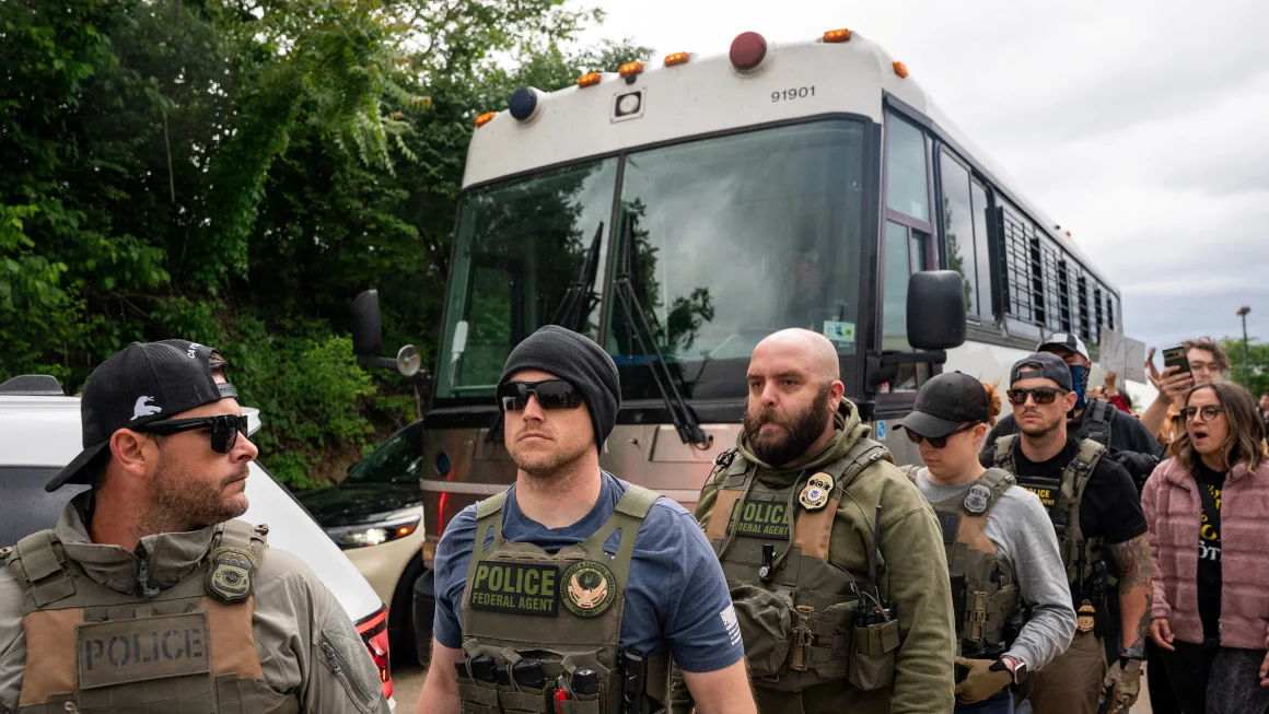Співробітники імміграційної та митної поліції йдуть попереду автобуса біля польового офісу DHS у Нешвіллі