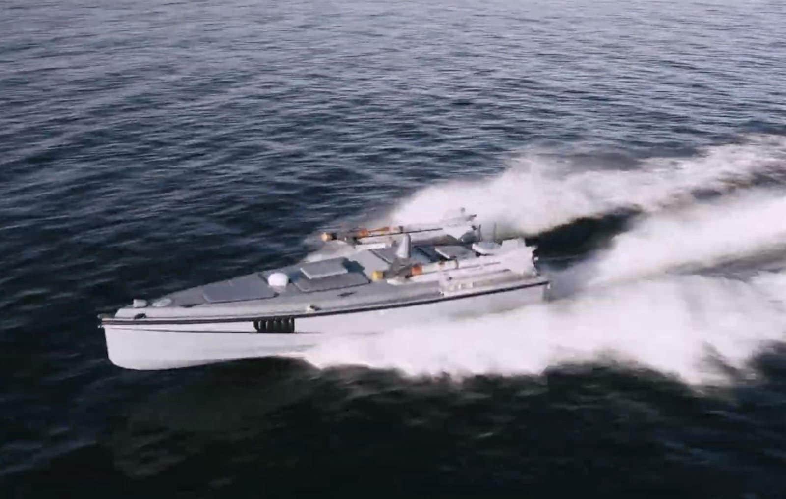 Надводний безпілотник (USV) Magura V7, озброєний двома ракетами Sidewinder. Зазначимо, що ракети мають жовті захисні кришки над головками самонаведення, що вказує на те, що вона перебуває на тестовому запуску.