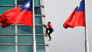 Алекс Хоннольд без мотузок піднявся на хмарочос Taipei 101