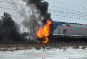 У Польщі поблизу Варшави автомобіль зіткнувся з поїздом: спалахнула пожежа
