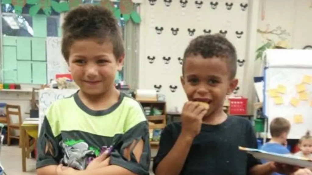 Найкращі друзі Джордж Воттс і Деррік Хаббард, зображені як молодші діти, загинули, коли їхній пісочник обвалився під час копання біля парку в Інвернесі, штат Флорида, у неділю, 11 січня 2026 року. (GoFundMe)