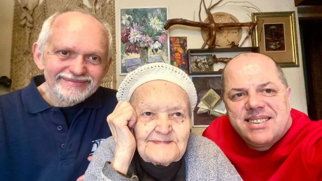 Довгожителька Ніна Сукачева, її родич та соціальний працівник Іван Фасольник у кімнаті ювілярки