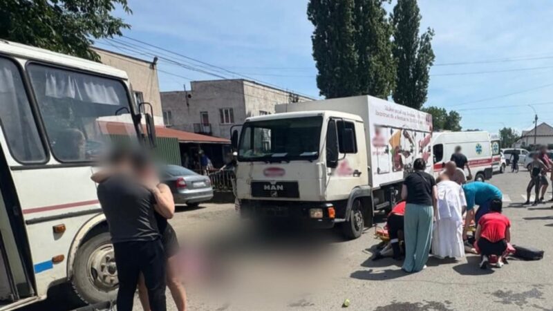 Смертельна ДТП у Виноградові: вантажівка в’їхала в людей на зупинці