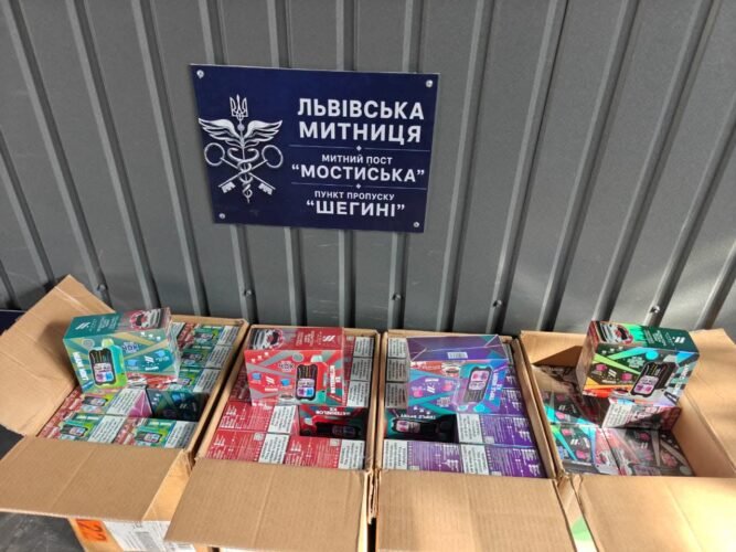 На Шегинях митники виявили 390 вейпів у водія, який перевозив пошкоджене авто для благодійного фонду