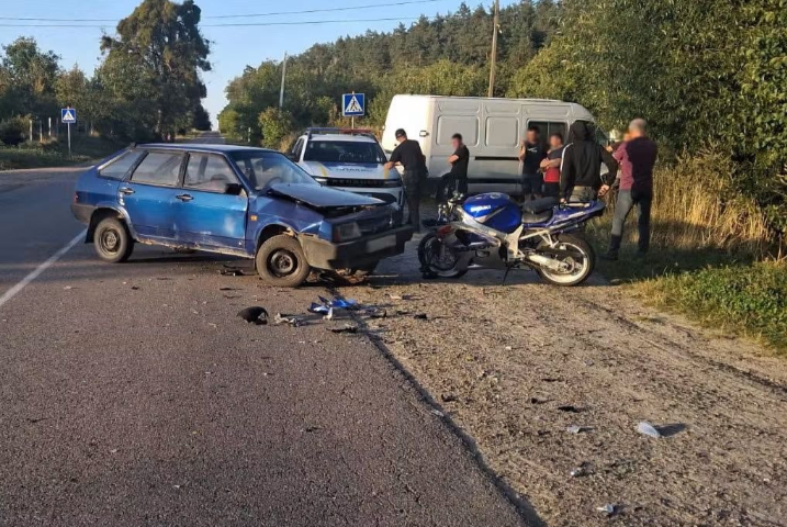На Львівщині зіткнулися ВАЗ та мотоцикл Suzuki: травмований мотоцикліст