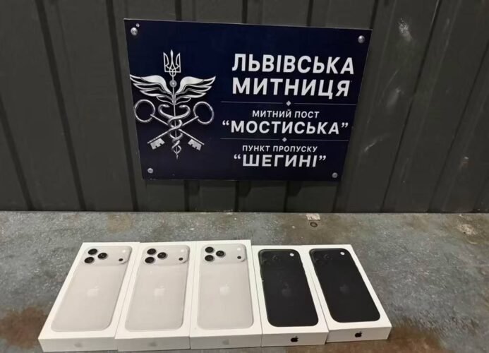 У Шегинях митники виявили нові iPhone на 840 тисяч гривень