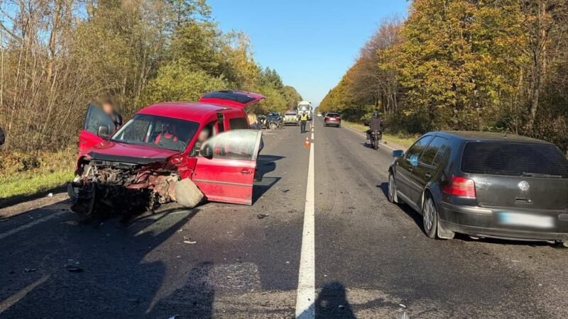 На Львівщині зіткнулися два Volkswagen: травмувалися семеро людей, серед них двоє дітей