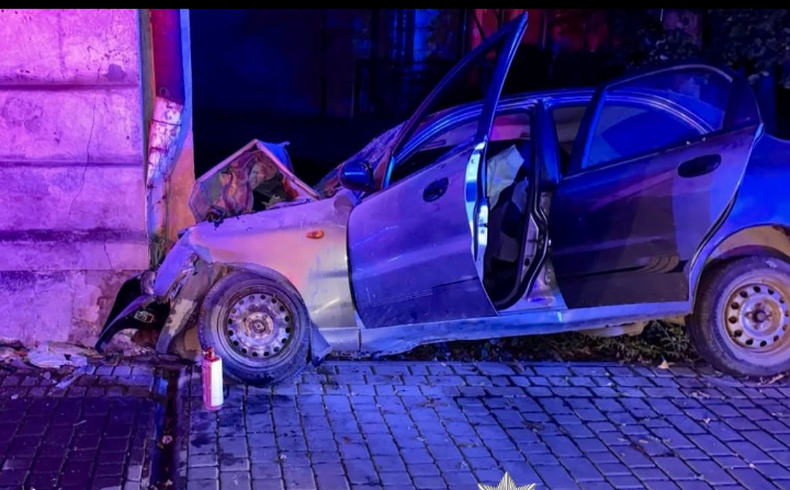 У Стрию автомобіль врізався в житловий будинок: водій загинув, пасажирку госпіталізували